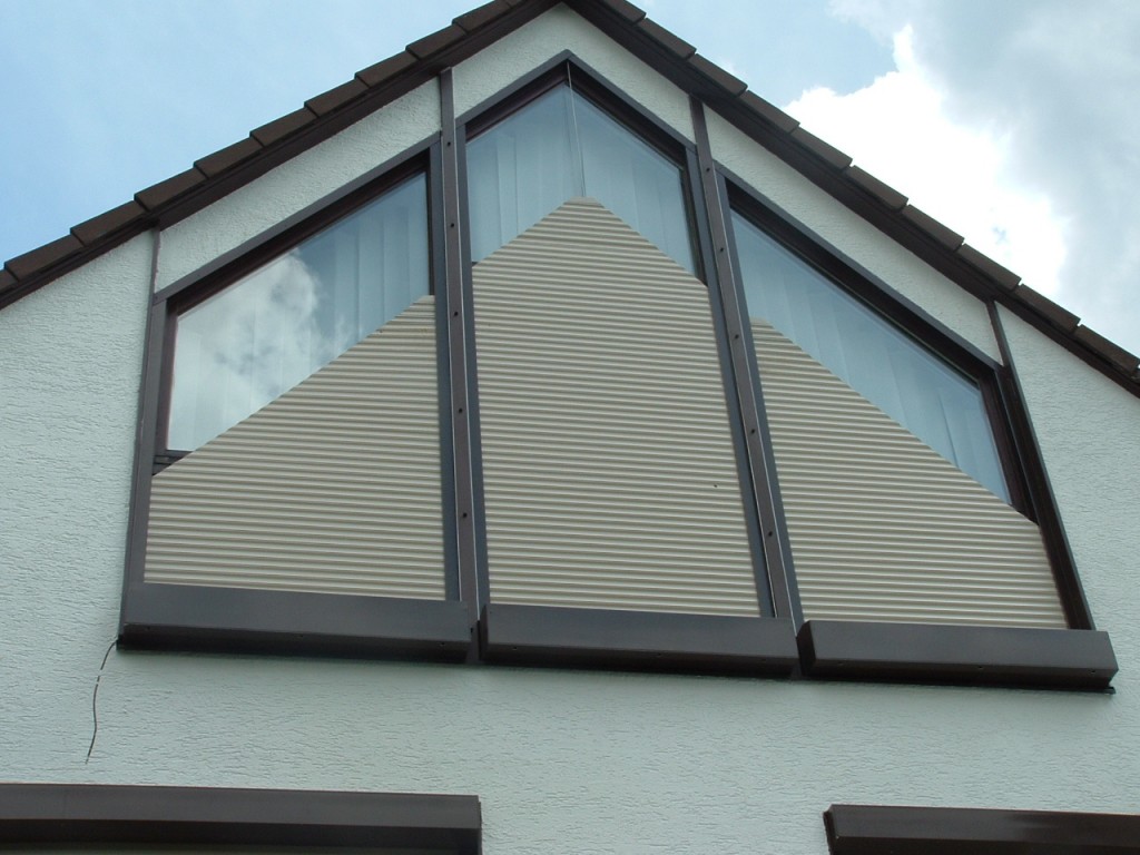 atypické rolety na štítovém okně s vytahováním zdola nahoru