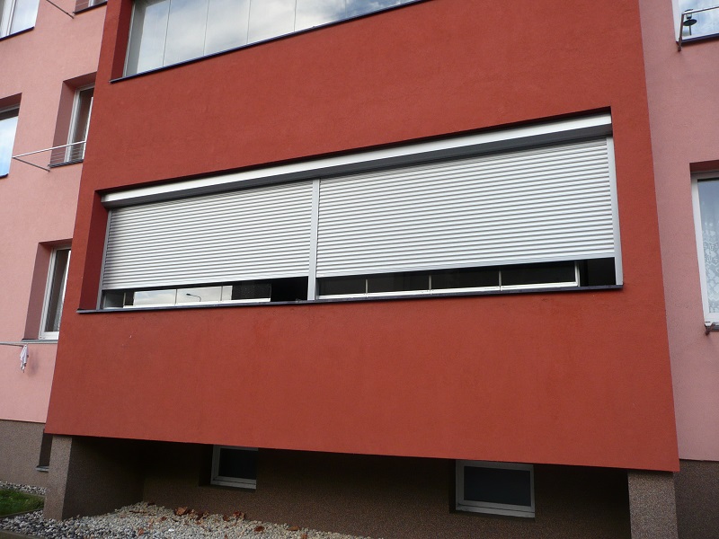předokenní rolety na balkóně panelového domu
