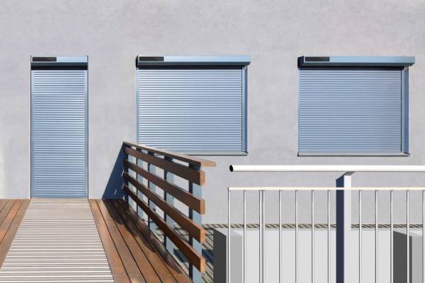 solární hliníkové venkovní rolety na oknech a dveřích