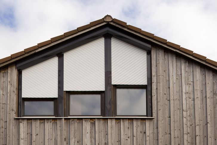 atypické hliníkové venkovní rolety na asymetrickém okně